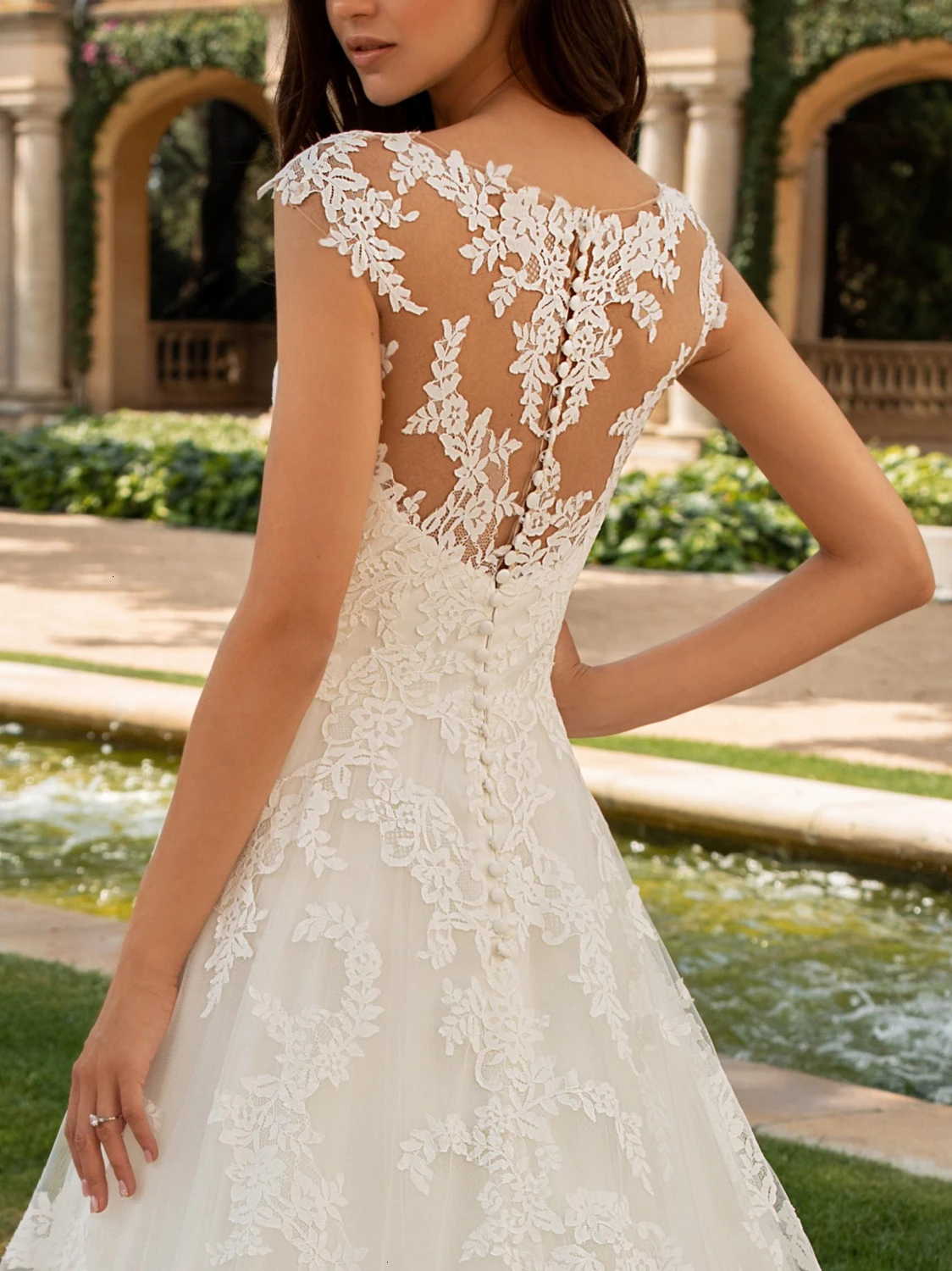 Vivian's Bridal Новое свадебное платье с цветочным принтом Элегантное свадебное платье с v-образным вырезом и сетчатыми пуговицами со шлейфом и кружевной аппликацией