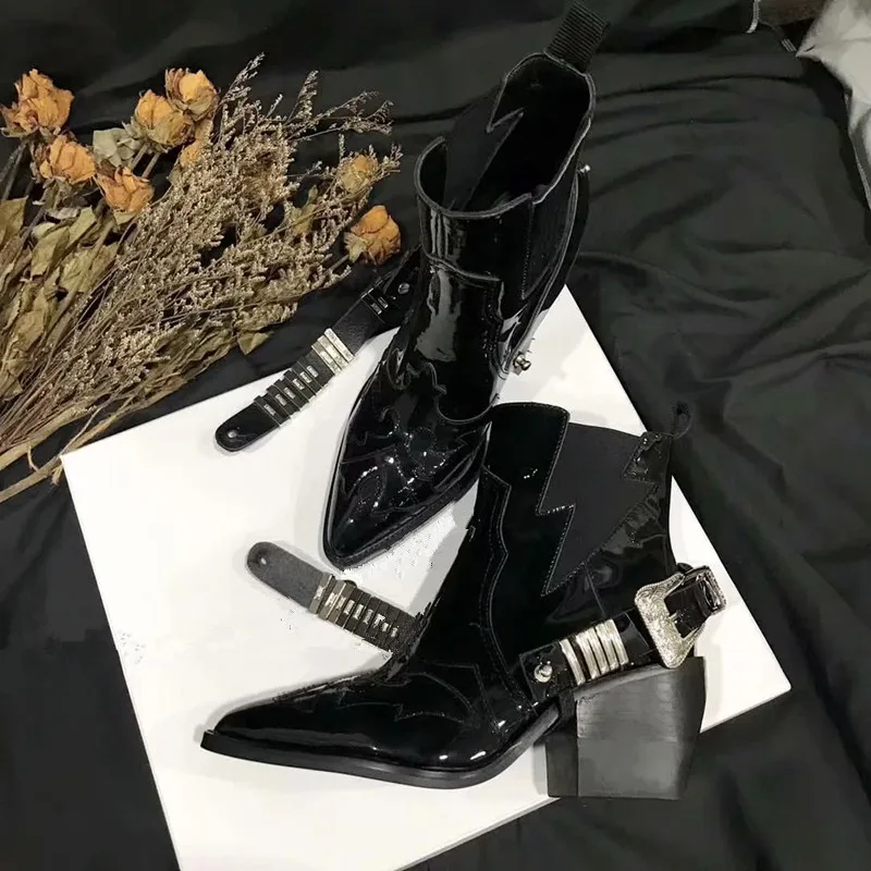 Scarpe donna/женские ботинки; Botines Mujer; обувь в стиле панк из лакированной кожи; chaussures femme; Ботинки Челси с острым носком; женские ботинки с пряжкой