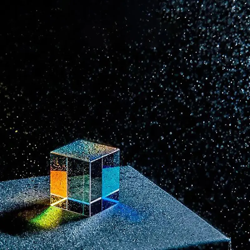 Шестисторонняя яркая призма сочетает в себе искусственное стекло рассекающий