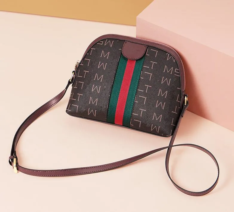 

New Korean version of oblique printing shell wrapped with retro wide shoulder strap and one-shoulder woman alma bag