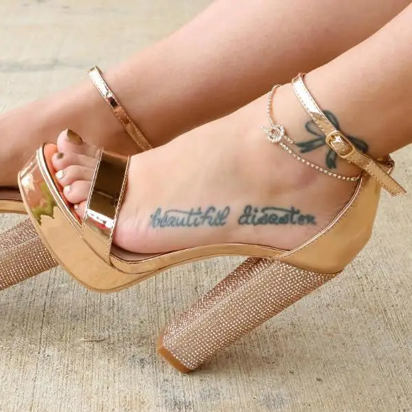 Роскошные женские босоножки на квадратном каблуке с кристаллами летние модельные туфли с открытым носком на высокой платформе из золотистой кожи туфли-лодочки с вырезами и ремешком на лодыжке