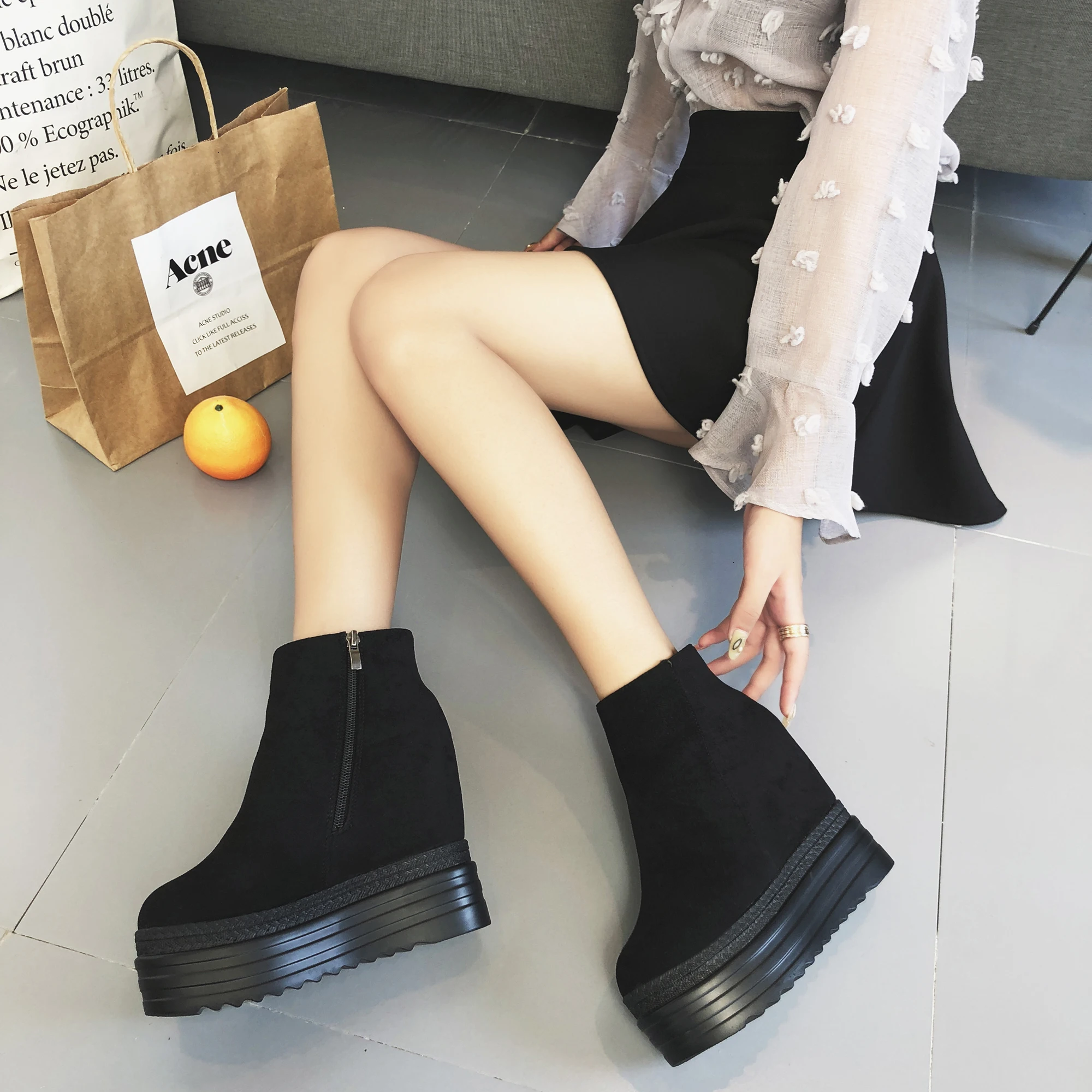Модные осенние женские ботильоны с бахромой; женские зимние ботинки на молнии, визуально увеличивающие рост на 8 см; черные туфли на танкетке; женские кроссовки