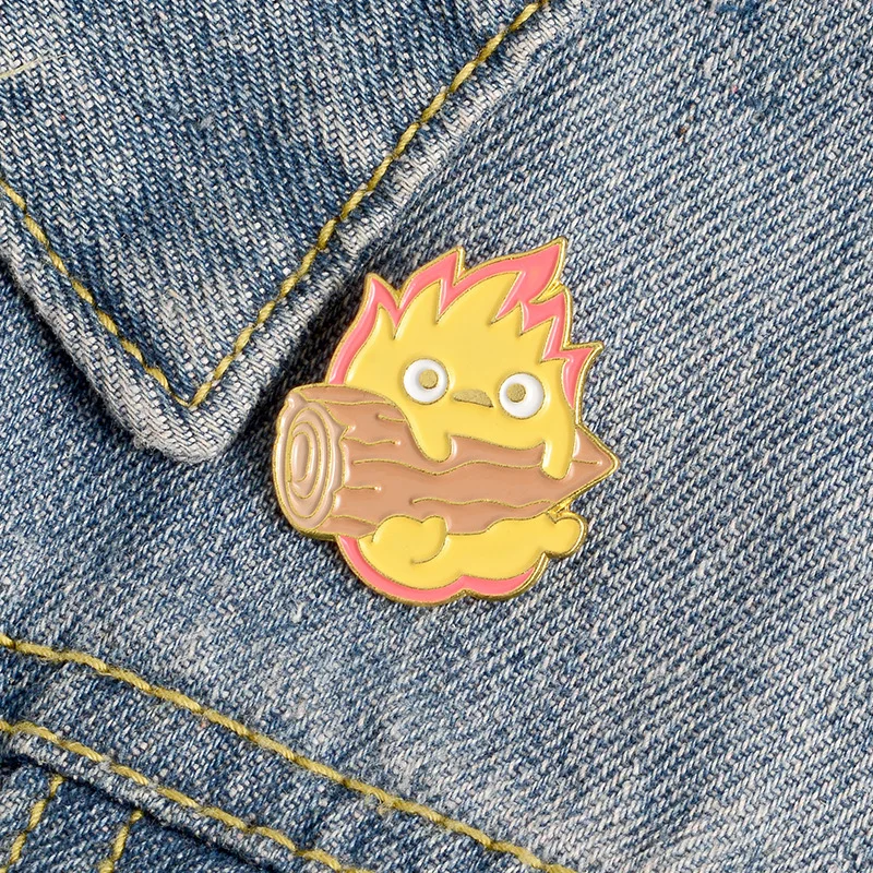 Das Wandelnde Schloss Calcifer Broschen für Frauen Nette Cartoon Abzeichen Feuer Dämon Emaille Pin Schmuck Kleidung Rucksack Zubehör