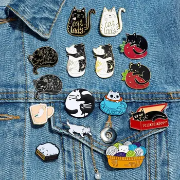 

Cute Cat Brooch Black White Kitten Cat Holding Strawberry Alloy Oil Small Enamel Brooch Badge Bag Cloth Lapel Animal Pin Jewelry