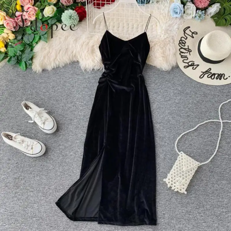 Женское бархатное платье на бретелях-спагетти однотонное длинное приталенное с