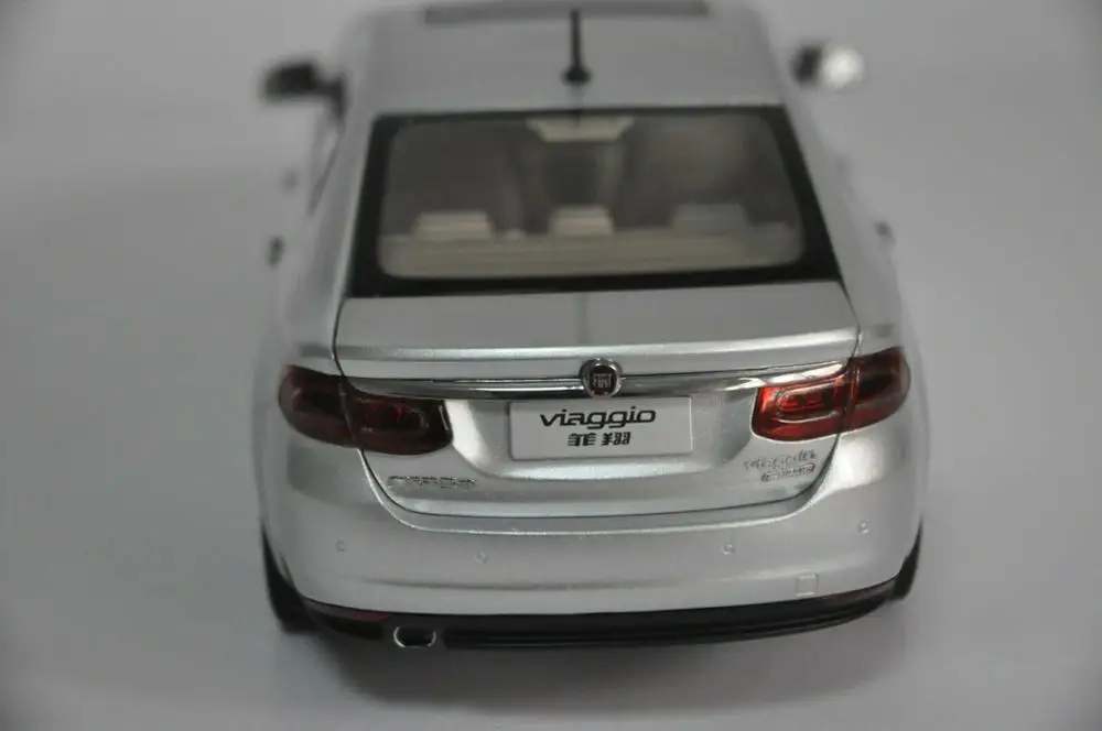 1:18 литья под давлением модель для Fiat Viaggio Серебряный Седан сплав игрушечный автомобиль миниатюрная коллекция подарки Лидер продаж Altis 1:18 литья под давлением модель для Fiat Viaggio Серебряный Седан сплав игрушечный автомобиль миниатюрная коллекция подарки Лидер продаж Altis