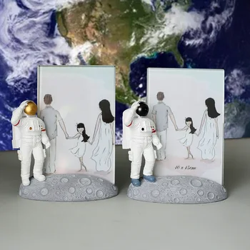 

6 Inch Creative Astronaut Photo Frame Resin Figure Ornaments Glass Frames Grey Moon Base Nightstand Desk Decor Home Decoration