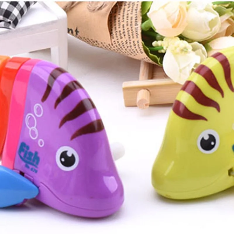 Лидер продаж миниатюрная заводная рыба симпатичная маленькая цветная игрушка