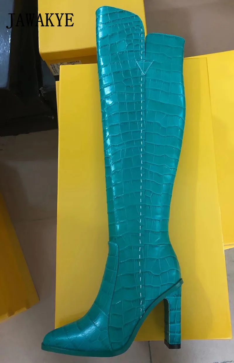 green Crocodile Новинка; женские сапоги до колена из крокодиловой кожи; цвет синий; пикантные высокие сапоги на не сужающемся книзу высоком массивном каблуке; женская зимняя обувь для вечеринок; ковбойские сапоги В рыцарском стиле - Цвет: green Crocodile