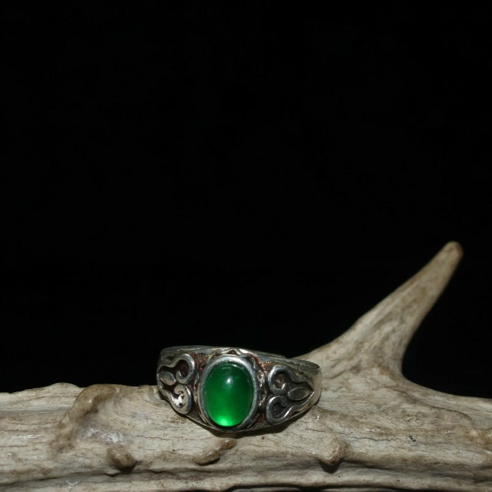 

Chinese Old Craft Made Old Tibetan Silver Inlaid Green Jade Silver Ring