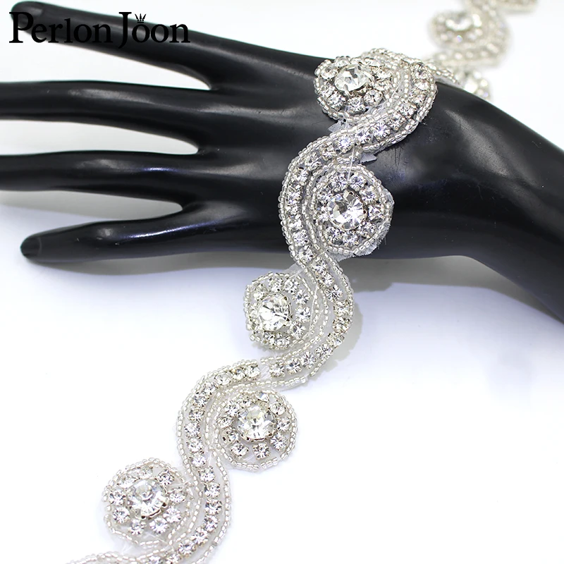 Handgefertigtes S-förmiges rundes Strassbesatzband, Hot Fix, zum Aufnähen von Brautaccessoires, die Kristallapplikation für Hochzeitskleidgürtel WH042 – Detail 5