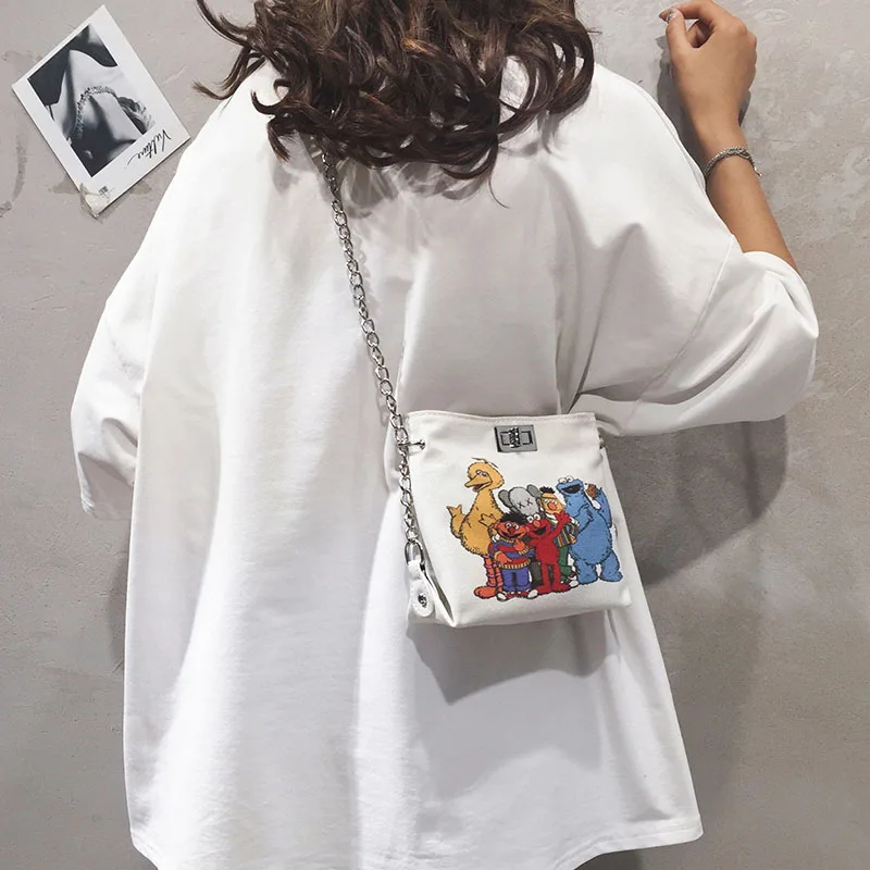 

Net Red Canvas Pocket Women's New Cartoon Barrel Bag Casual Chain Single Shoulder Pocket In Summer 2019.