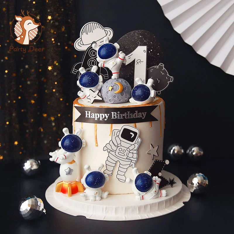 月の星をモチーフにした宇宙飛行士のバースデーケーキ,宇宙をテーマに