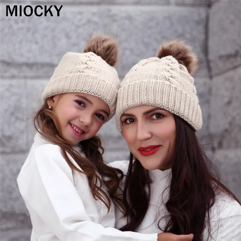 «Mommy And Me» Шапки Для женщин детские штаны для мальчиков и девочек, детское вязаное платье с помпоном-кисточкой шапка зимняя обувь на теплом меху шапочки зимние babymode E0384