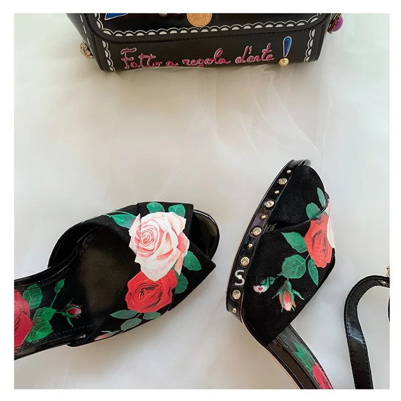 Высококачественные Дизайнерские летние босоножки на высоком каблуке с розой и цветочной вставкой; обувь с цветочным принтом для свадебной вечеринки