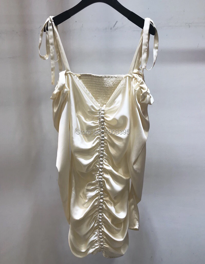Атласное шелковое мини-платье с открытыми плечами и длинными рукавами спереди с пуговицами