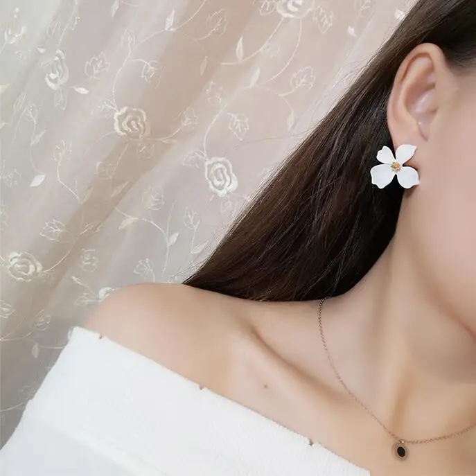 E 1416 корейские модные цветные маленькие женские серьги с окрашенными распылением