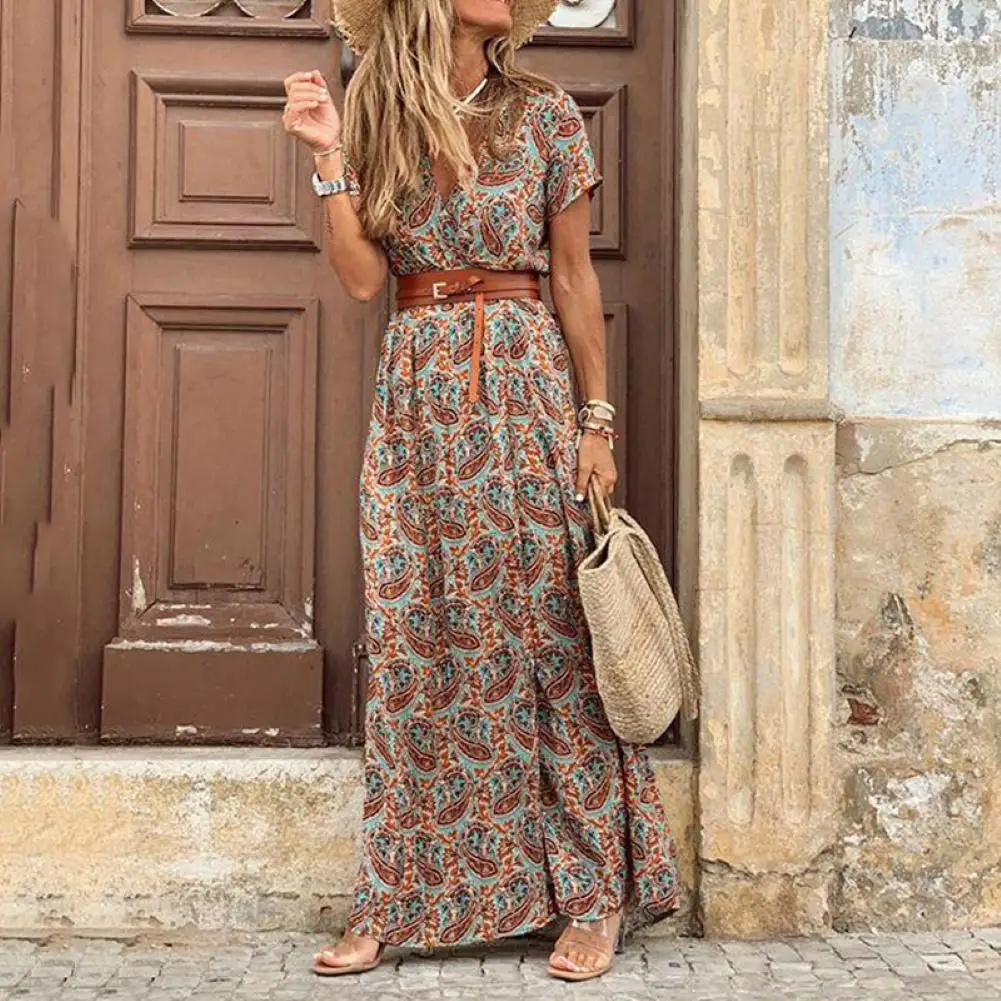Robe femme rétro vintage imprimée – vue de face Robe femme rétro vintage imprimée à col V, vue de face avec ceinture