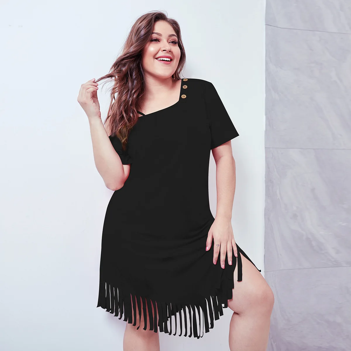 Модное однотонное женское платье модель 2019 года весна лето с бахромой