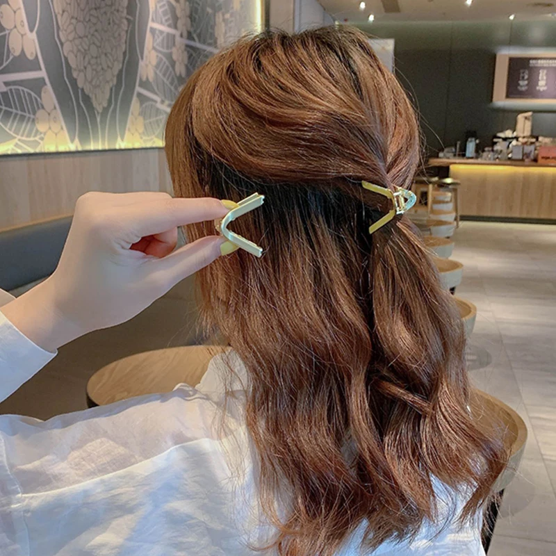 

V-shaped Hair Claws Simple Grasping Clip Elegant Temperament Hairpin Medium Clip Head Jewelry Woman Fashion Headdress