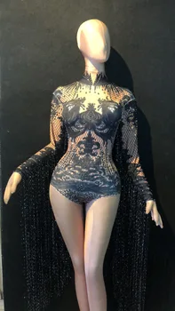 

Female singer presides over the gogo performance bar guests' performance clothes of the women's DS dance team