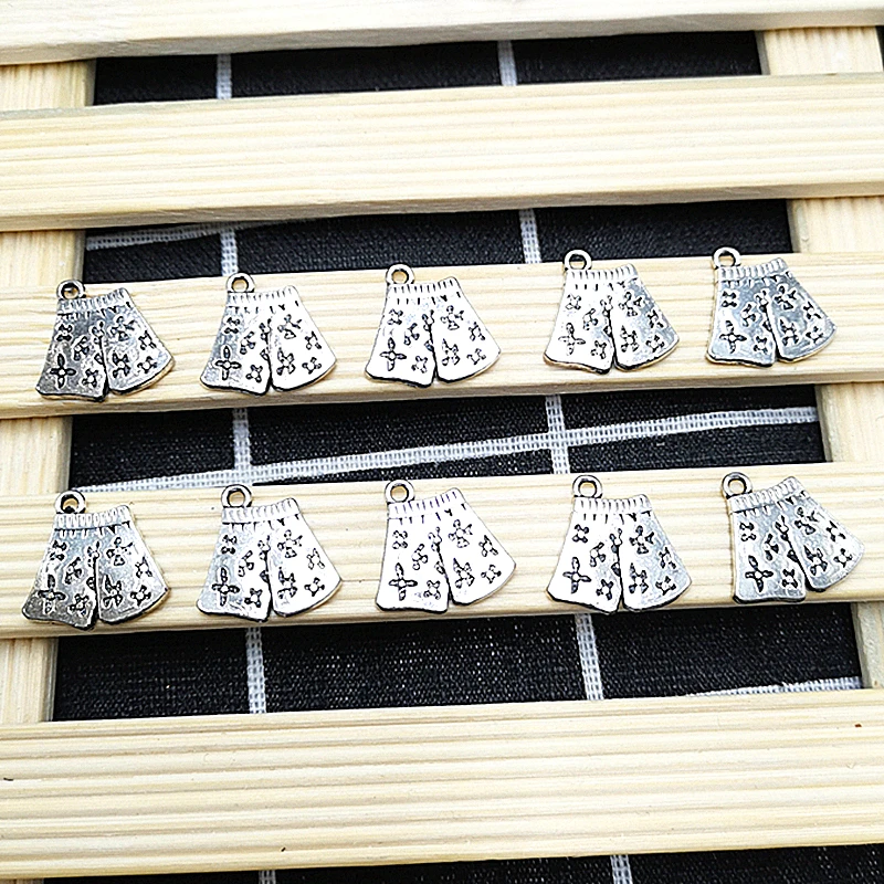 

30pcs / 1 Pack DIY Personalized Jewelry Pendant Accessories Silver Mini Shorts Model Metal Jewelry Keychain Jewelry