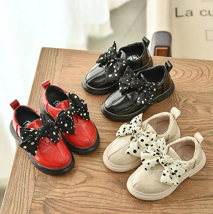 Детская обувь; сезон весна-осень; модная детская обувь с бантом; повседневная обувь на плоской подошве в британском стиле для девочек; детские мягкие лоферы; черная обувь