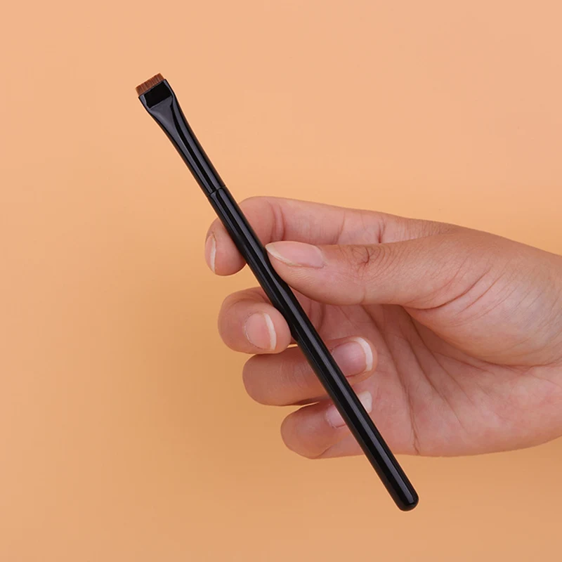 104 eyeliner brush