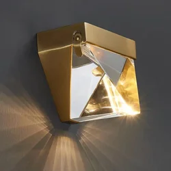 Applique murale en cristal et cuivre au design post moderne simpliste, luminaire décoratif d'intérieur, idéal pour un salon, une chambre à coucher, un couloir ou un couloir 