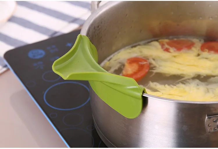 Creativo Anti-fuoriuscita di Silicone slip on Versare Zuppa Beccuccio Imbuto per Pentole Padelle e Ciotole e Vasi di Gadget Da