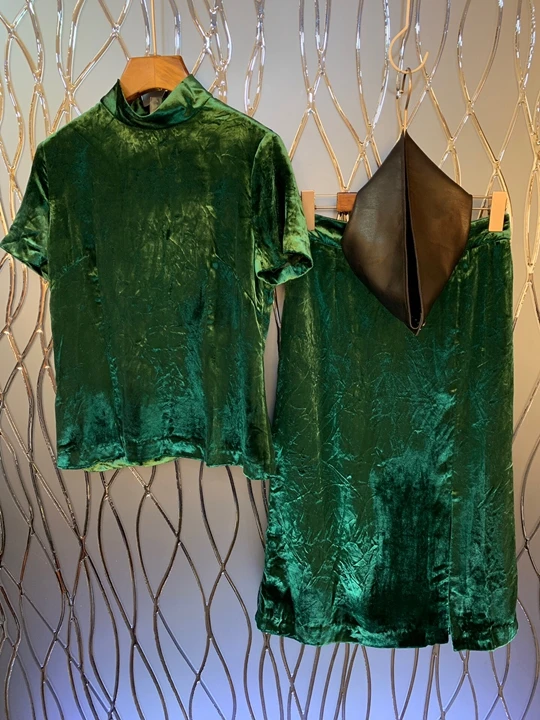 

2019 autumn and winter new women's girdle short-sleeved shirt + half skirt velvet suit 901