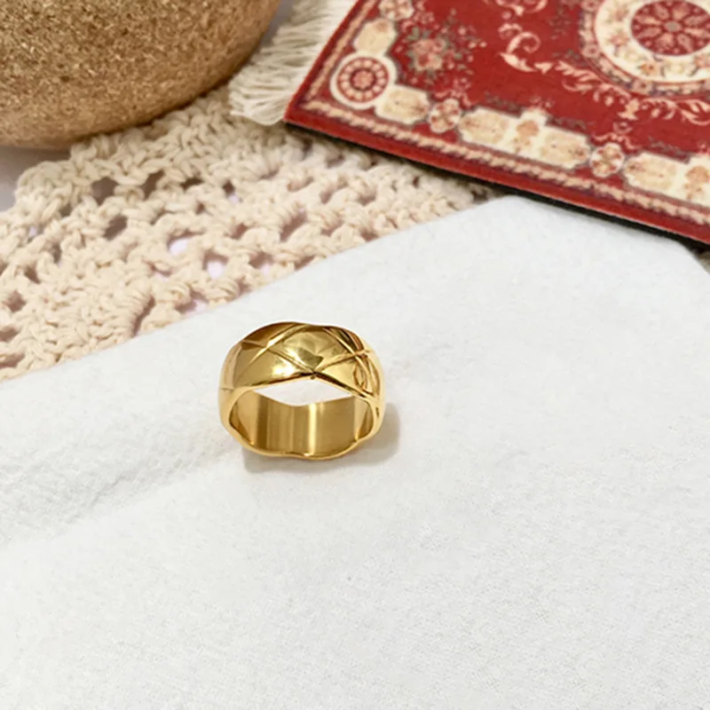 Metallic texture wide plate smooth rhinestone ring for men and women