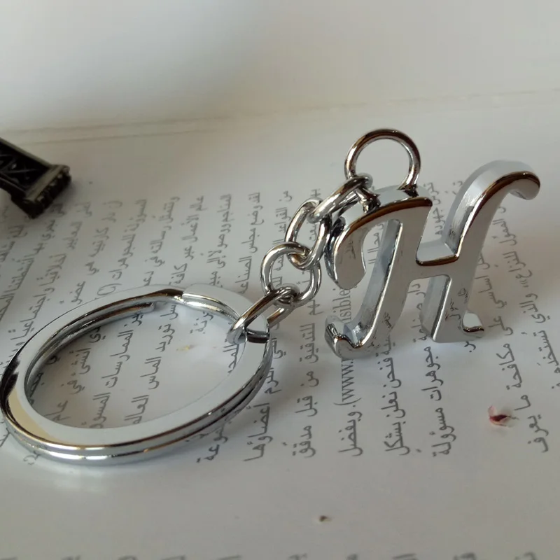 Простой DIY 26 брелок на ключи в форме буквы простые буквы для мужчин и женщин металлический брелок вечерние ювелирные изделия для автомобиля брелок для ключей