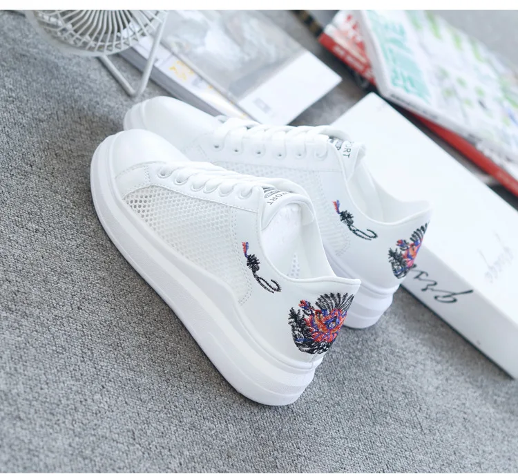 Новые летние Стиль женские теннисные туфли алиэкспресс Лидер продаж белые туфли с закрытым носком с вышивкой творческий