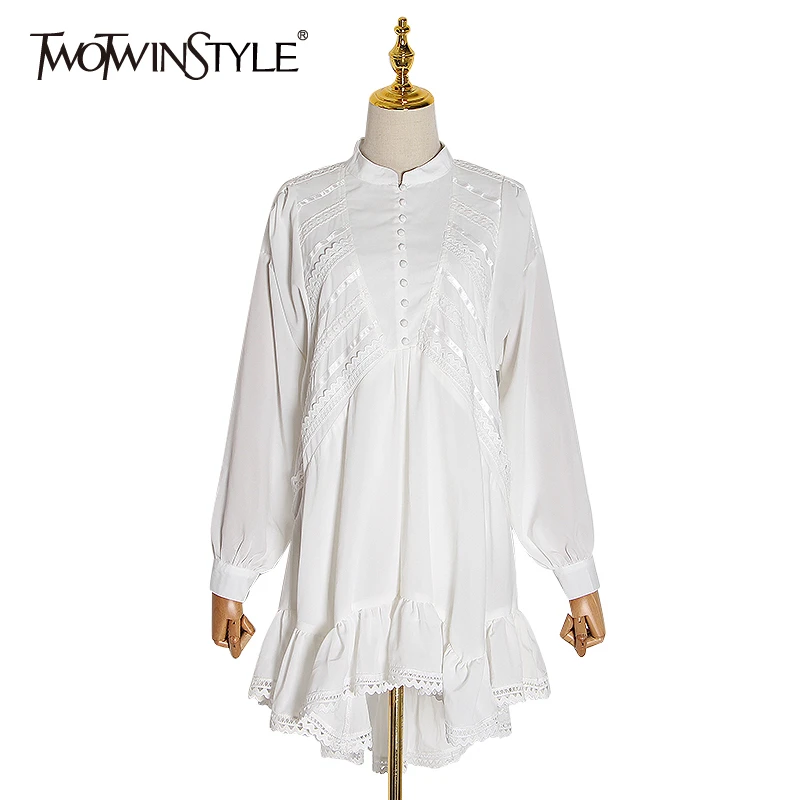Женское кружевное платье TWOTWINSTYLE белое с рюшами воротником стойкой длинными