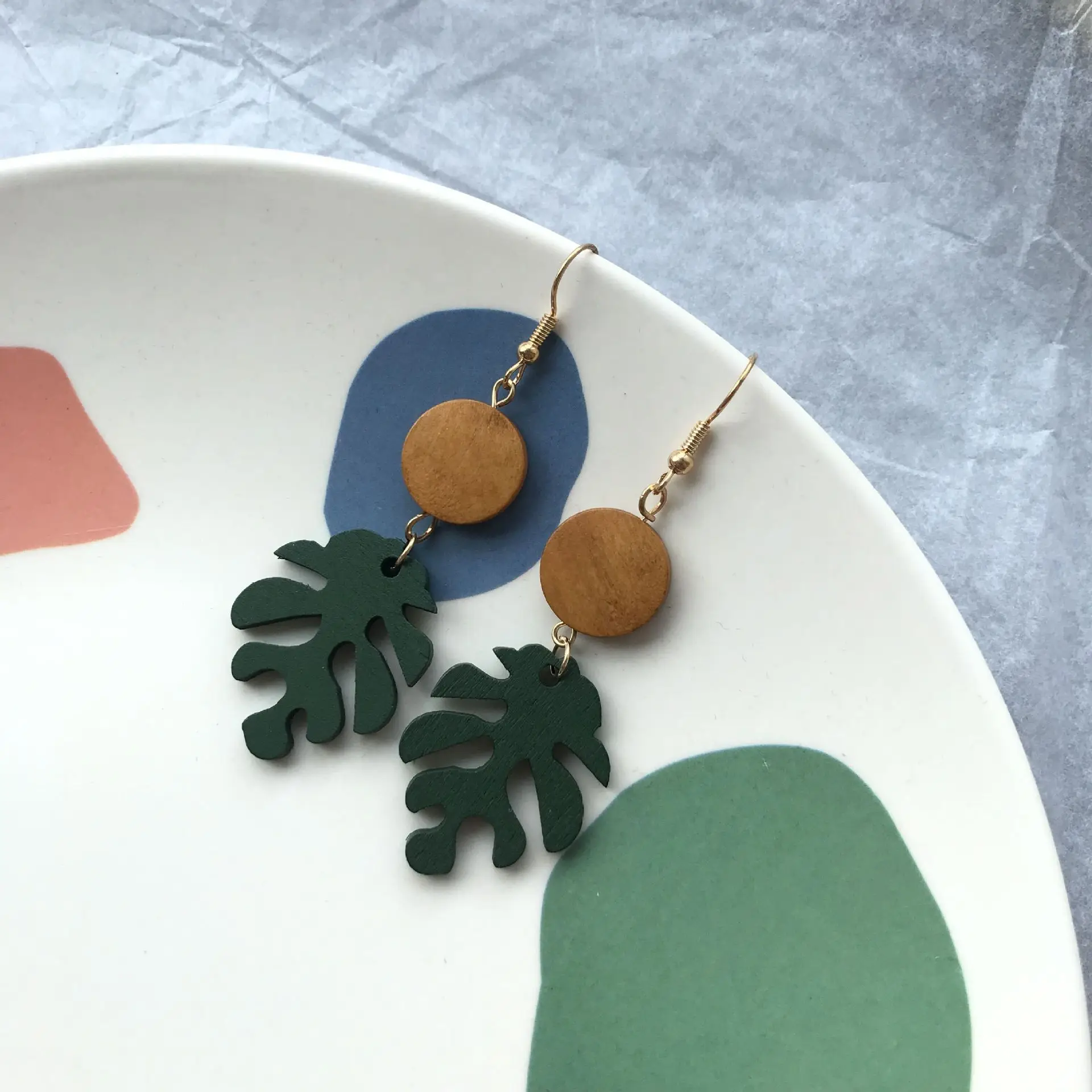 

SNCSDK 2020 Creative Turtle Leaf Retro Wooden Earrings Hit Green Wood Women's Dangle Earrings Without Pierced Ear Clips Jewelry