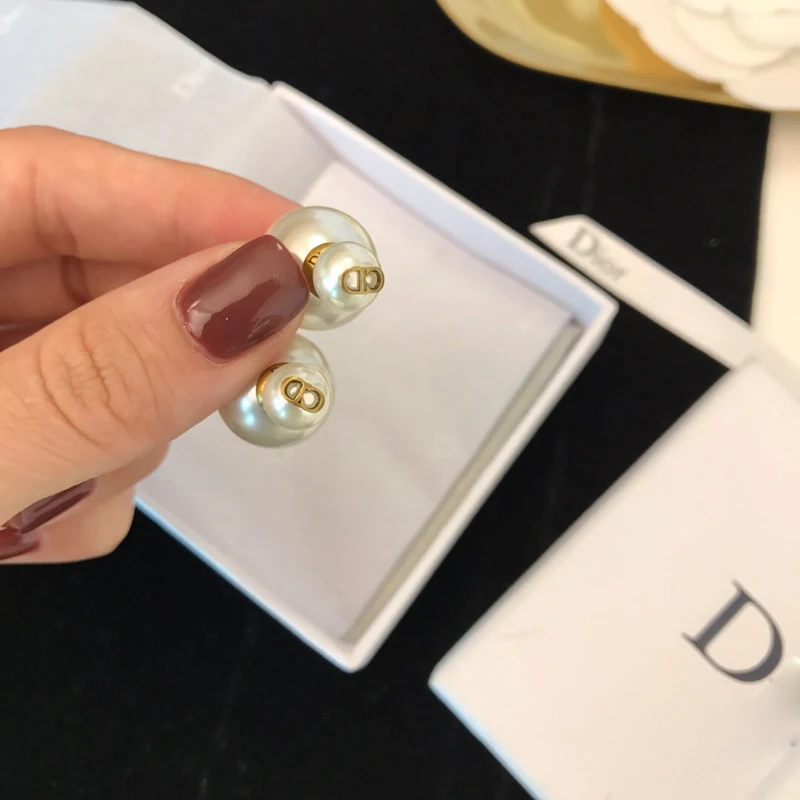 

Fashionable double-sided pearl pure silver non-slip ear plug European and American female size pearl before and after earrings