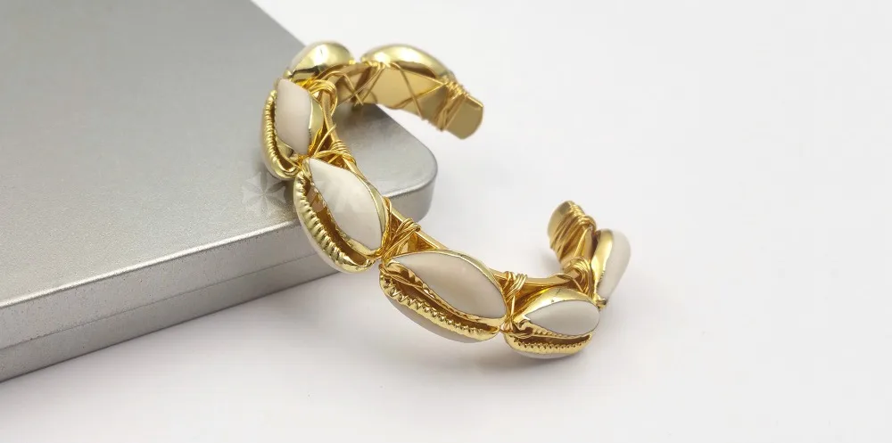 WT-B476 Natural Cowrie Shell Bracelet with Gold Electroplated Natural Cowry Shell Bangle Wedding Jewelry For Woman