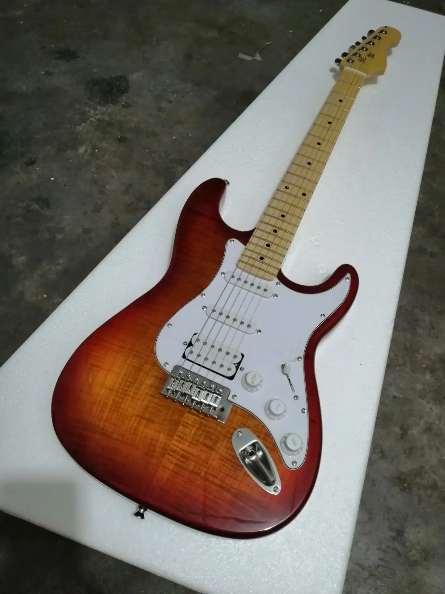 Высокое качество FDST-1090 CS coloe твердый корпус белый pickguard стандарт ST Plus Топ HSS электрогитара