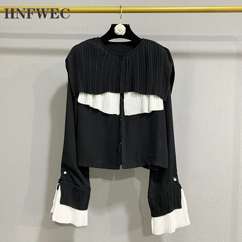 

2020 Autumn New Design Black and White Colored Flare Sleeve O Neck Jacket Top V459