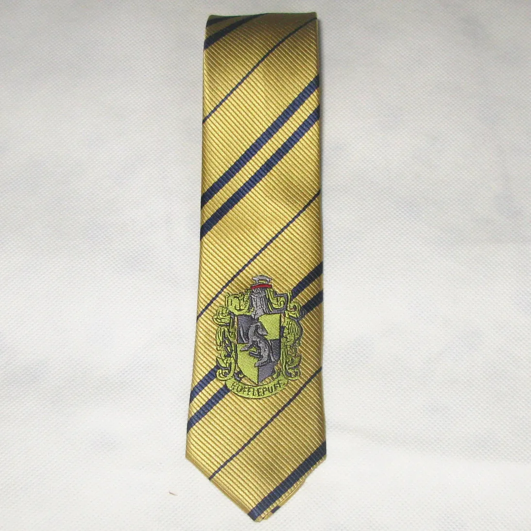 Гарри Поттер со значком галстук Гриффиндор Ravenclaw Hufflepuff колледж COS представление