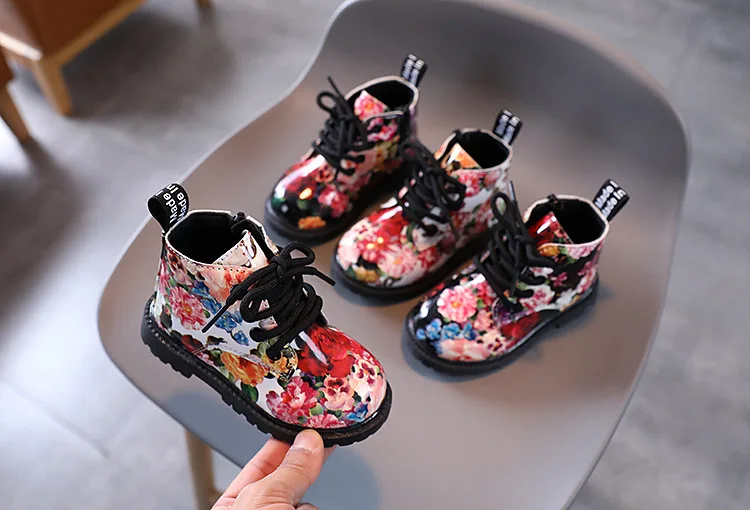 Botas à Prova Menina Couro Martin Dwaterproof Água Sapatos Moda Floral Padrão Zíper Roma Outono 2022 Coleção pu 4 High Quality Mamãe e Bebê
