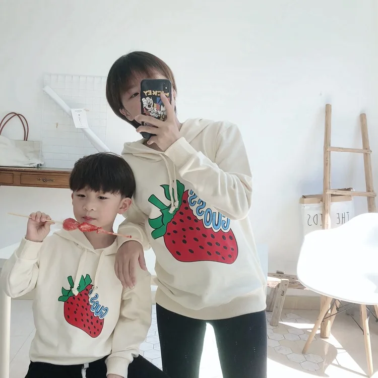 Семейный Модный корейский Повседневный свитер с капюшоном и принтом клубники одежда для мамы и дочки толстовки с капюшоном для папы и сына семейная одежда