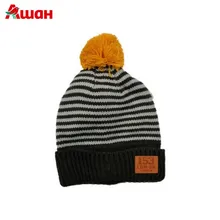 Шапка с помпоном в полоску черная In Extenso