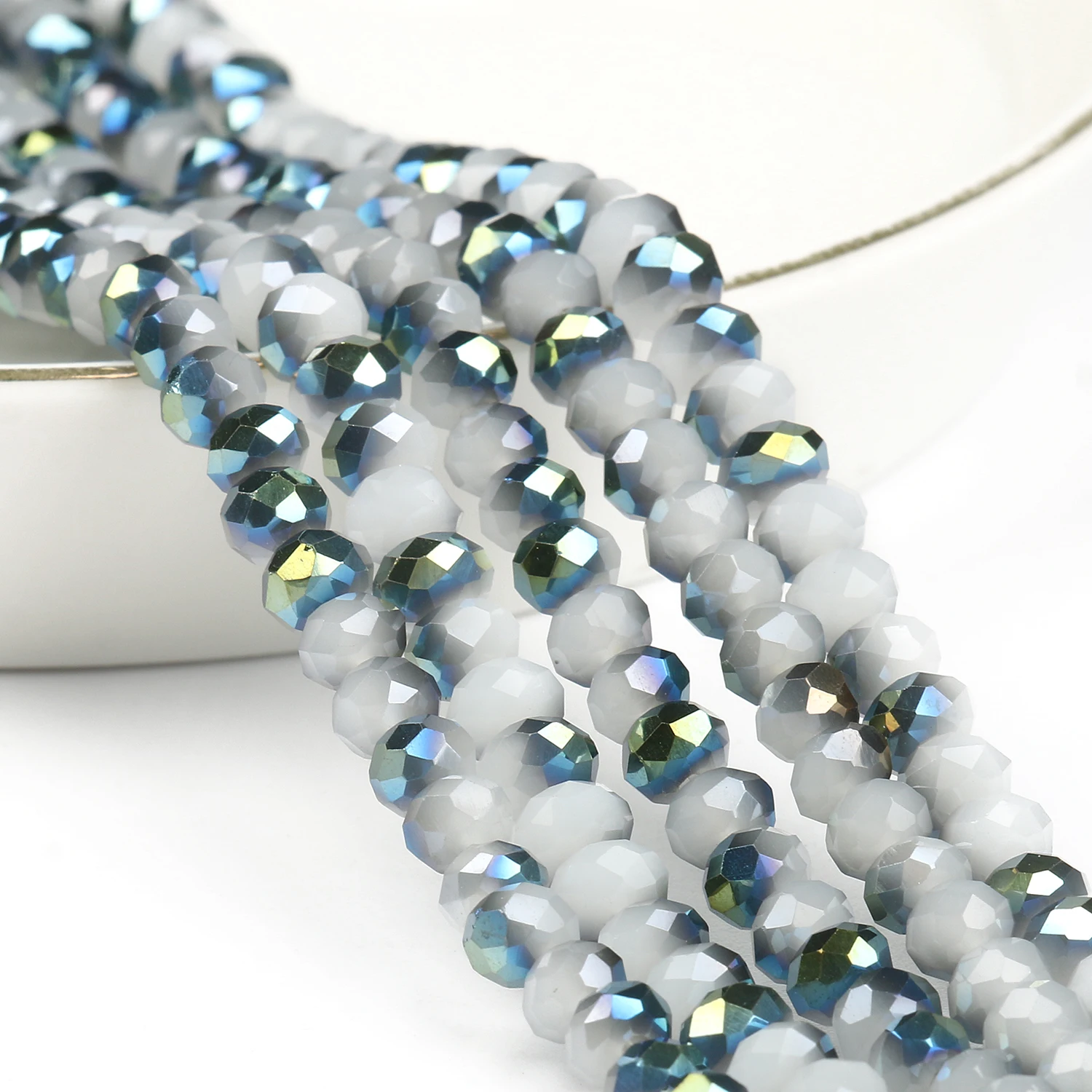 Perle Di Caduta Di Cristallo Sfaccettate E Spiagge Naturali Rotonde Su Fili Sfondo Rosa Pietra Naturale Sui 216872582 - Foto 10