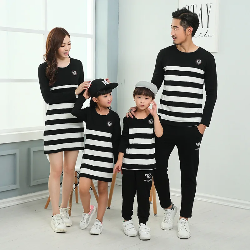 Одинаковые рубашки в полоску для папы и сына; весенние свитера с длинными рукавами; коллекция года; модная одежда для семьи; платья для мамы и дочки; Одежда для мальчиков