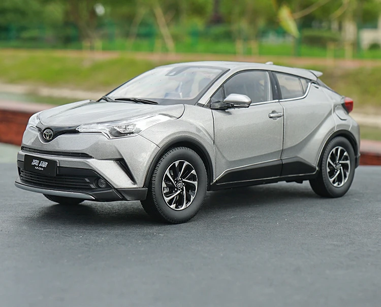 Подарок из бутика 1:18 TOYOTA IZOA сплав модель, высокая имитация литой под давлением модель SUV, изысканная коллекция орнаментов