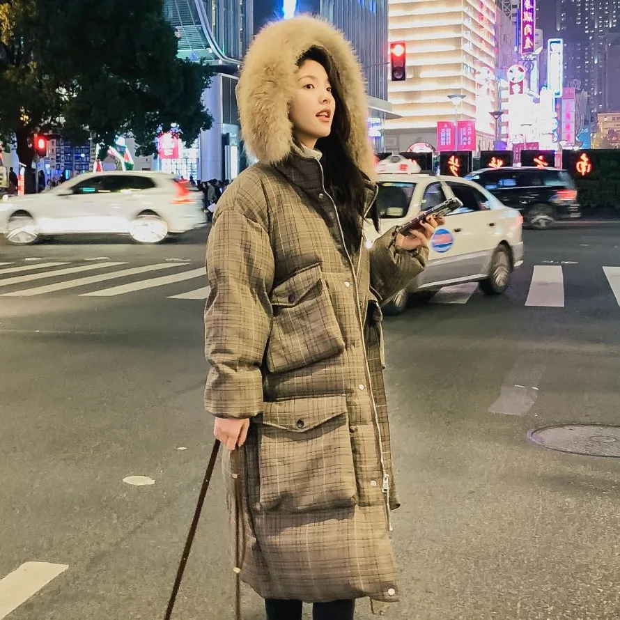 

Photo Shoot Chapter Ronon Douyin CHIC Plaid over-the-Knee Long down Coat Hooded Large Fur Collar Four Pocket Cotton-padded Cloth