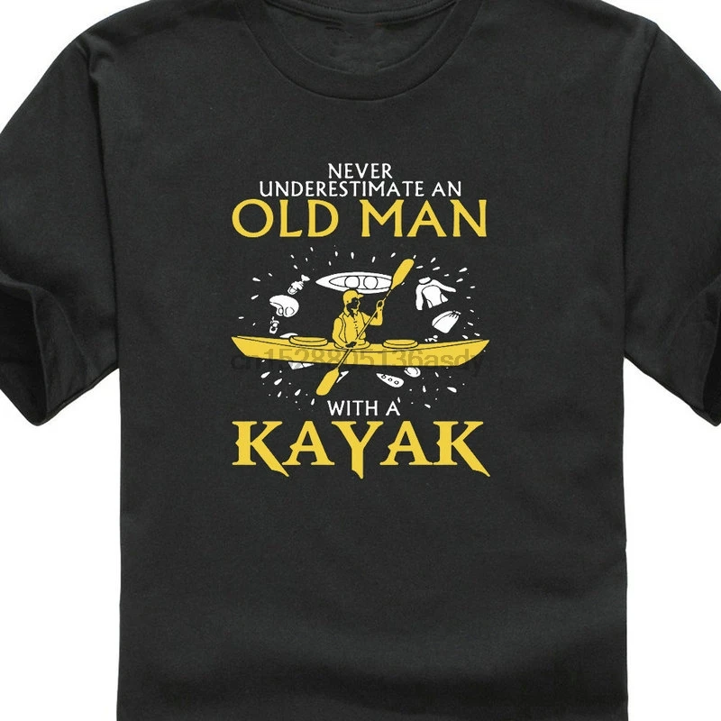 Мужская футболка с вырезом лодочкой короткая надписью Never underquest An Old Man модная