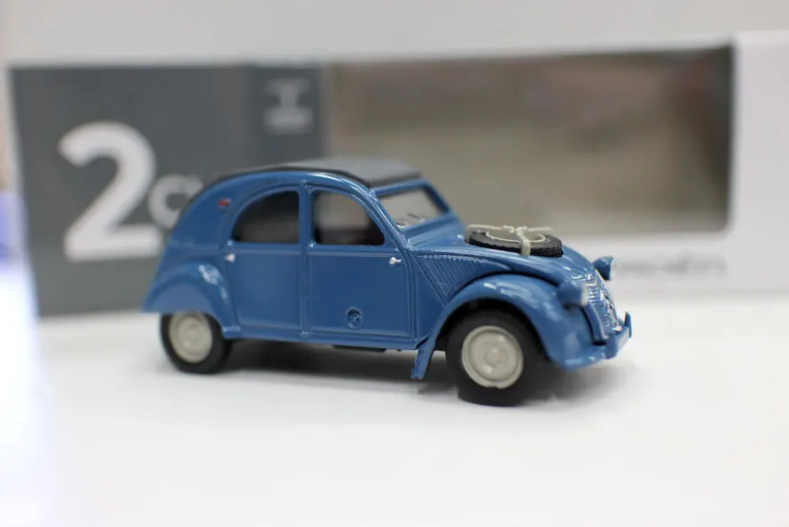 Классический 1: 64 Масштаб литье под давлением металлический сплав 1966 CITROEN 2CV автомобили миниатюрные статические моделирование модель автомобиля Коллекция украшения